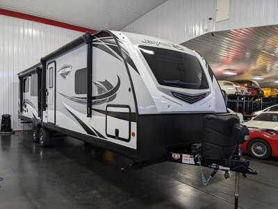 2020 Jayco Whitehawk 32RL like new under warranty