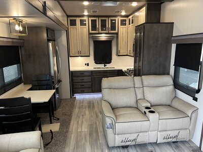 Used Once Cedar Creek Champagne 38EKS
