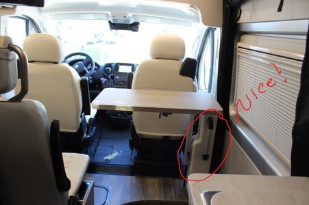 2023_winnebago_travato_59g_oca2170235_5.jpg