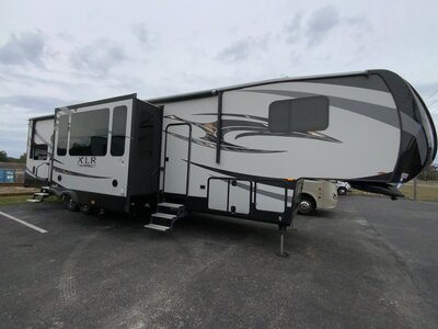 2013 Thunderbolt XLR Toyhauler for sale!