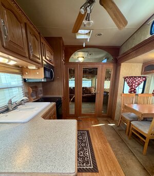 •	2007 Cardinal Fifth Wheel – Great Condition, Spacious Layout