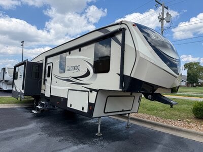 2018 Keystone laredo 358bp | rear living with office | auto leveling | king bed