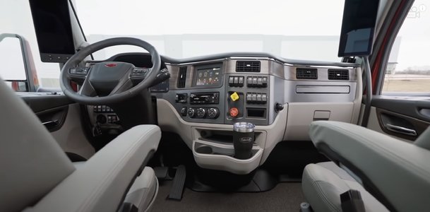 2021 579 Peterbilt.jpg